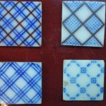azulejos com detalhes em azul e preto