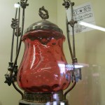 antigo lampião com vidro vermelho