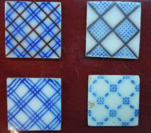 azulejos com detalhes em azul e preto