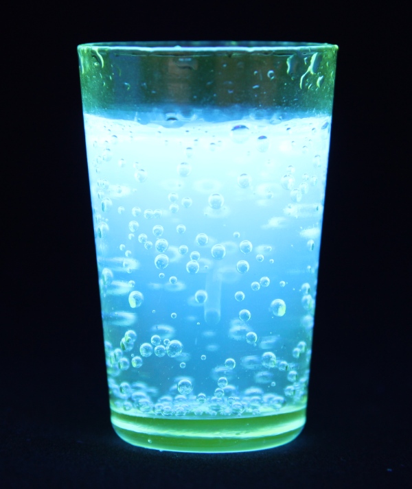 Um copo com urânio e quinina