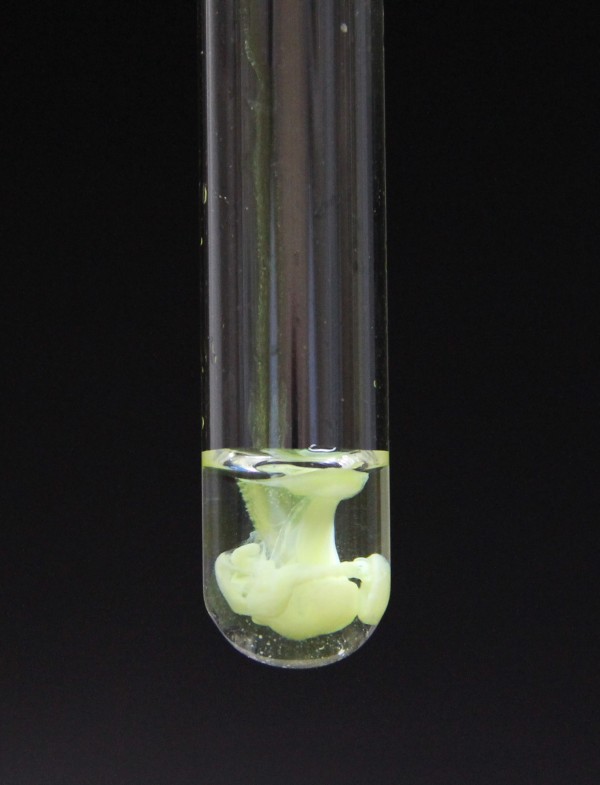 tubo de ensaio com reação envolvendo bário
