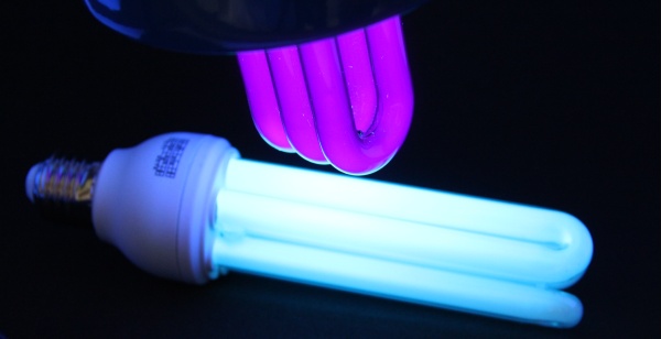 Lâmpada fluorescente e ultravioleta