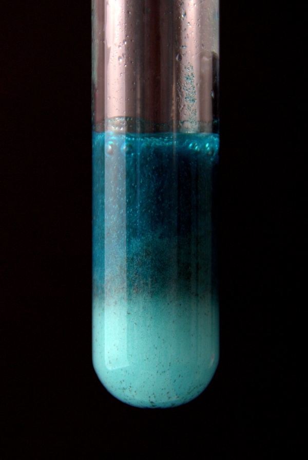 Cobalto em ácido clorídrico
