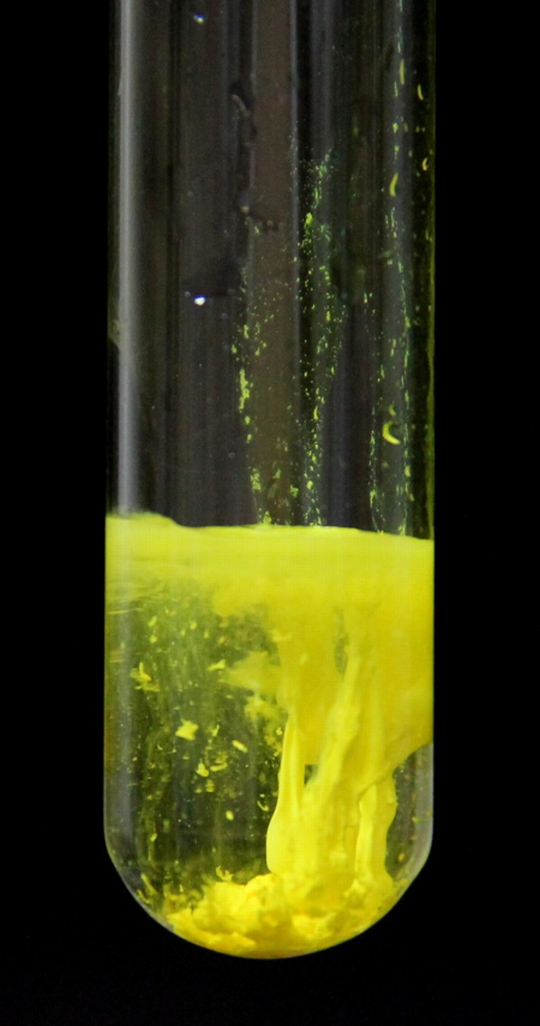 Cromato de potássio reagindo com nitrato de chumbo (II)