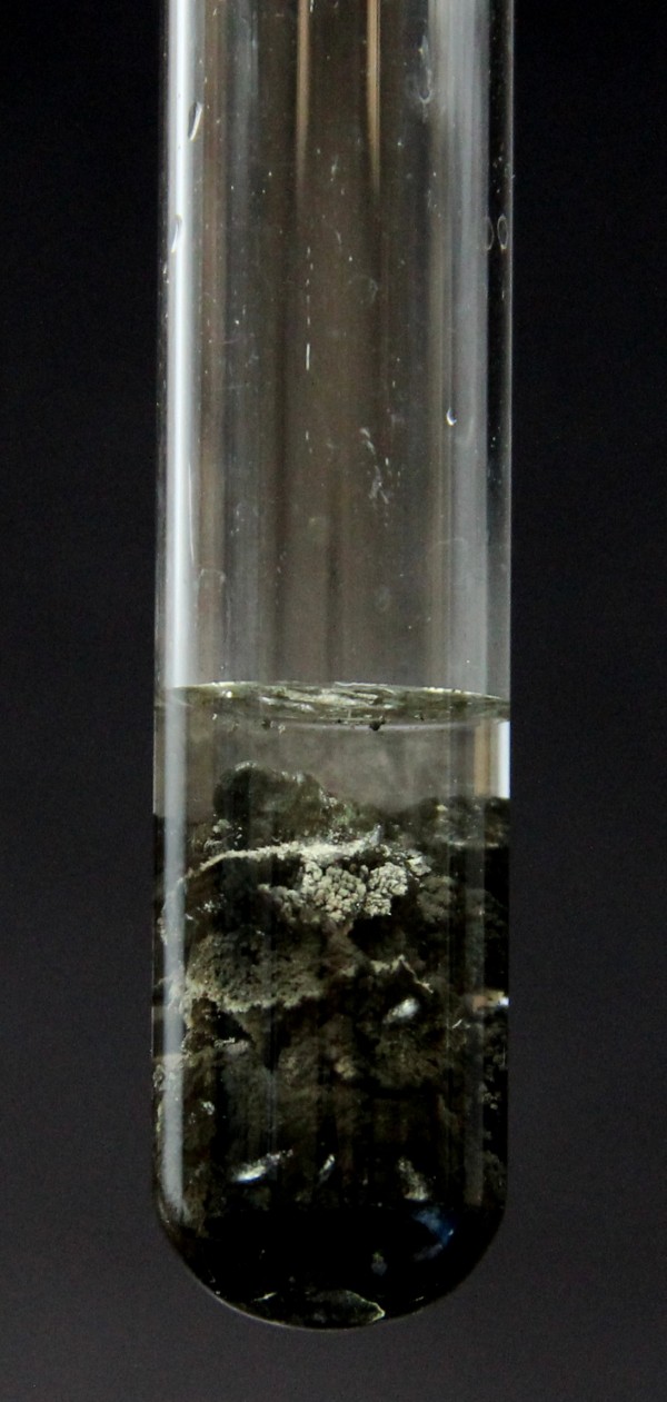 tubo de ensaio com zinco reagindo