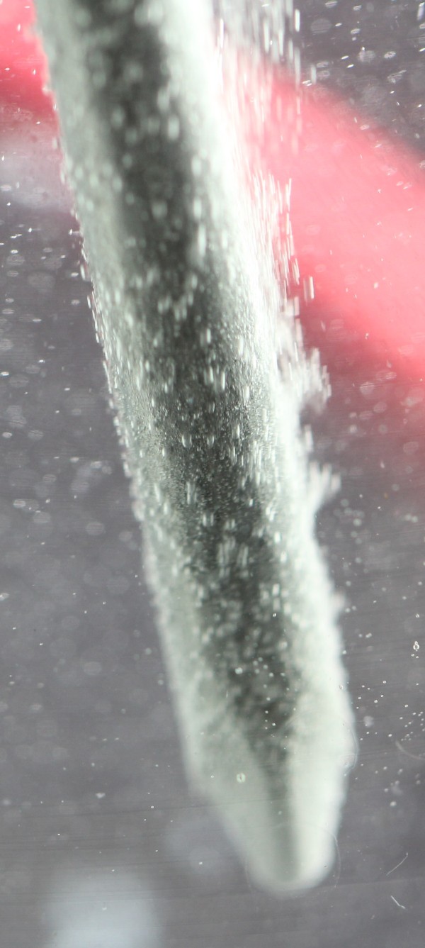 detalhes das pequenas bolhas de ar (hidrogênio) em um eletrodo (prego)