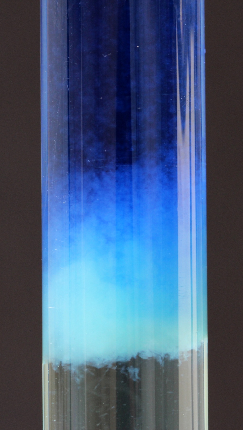 tubo de ensaio com aparência de flocos azulados